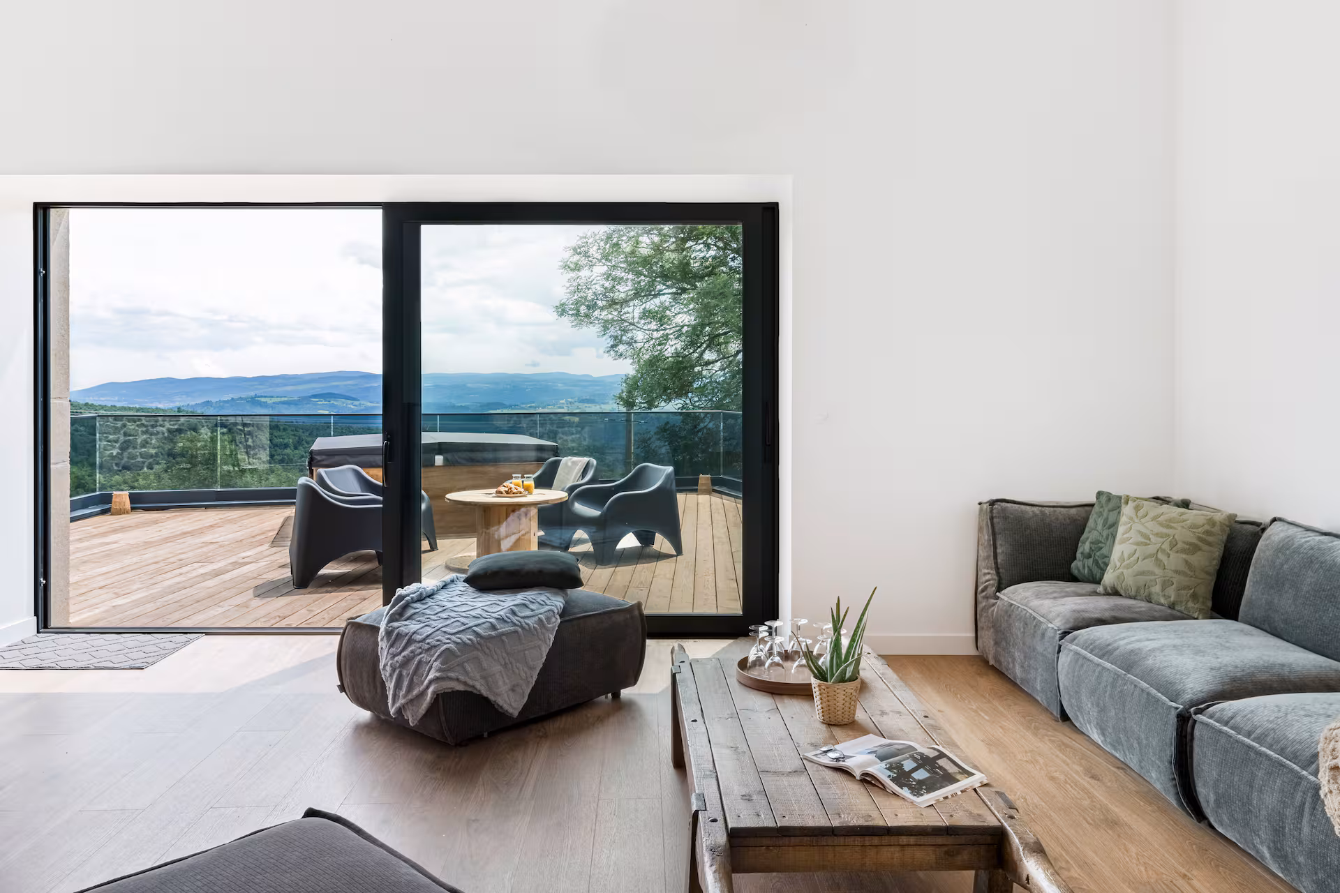 Gîte Ovea - terrasse avec vue et jacuzzi